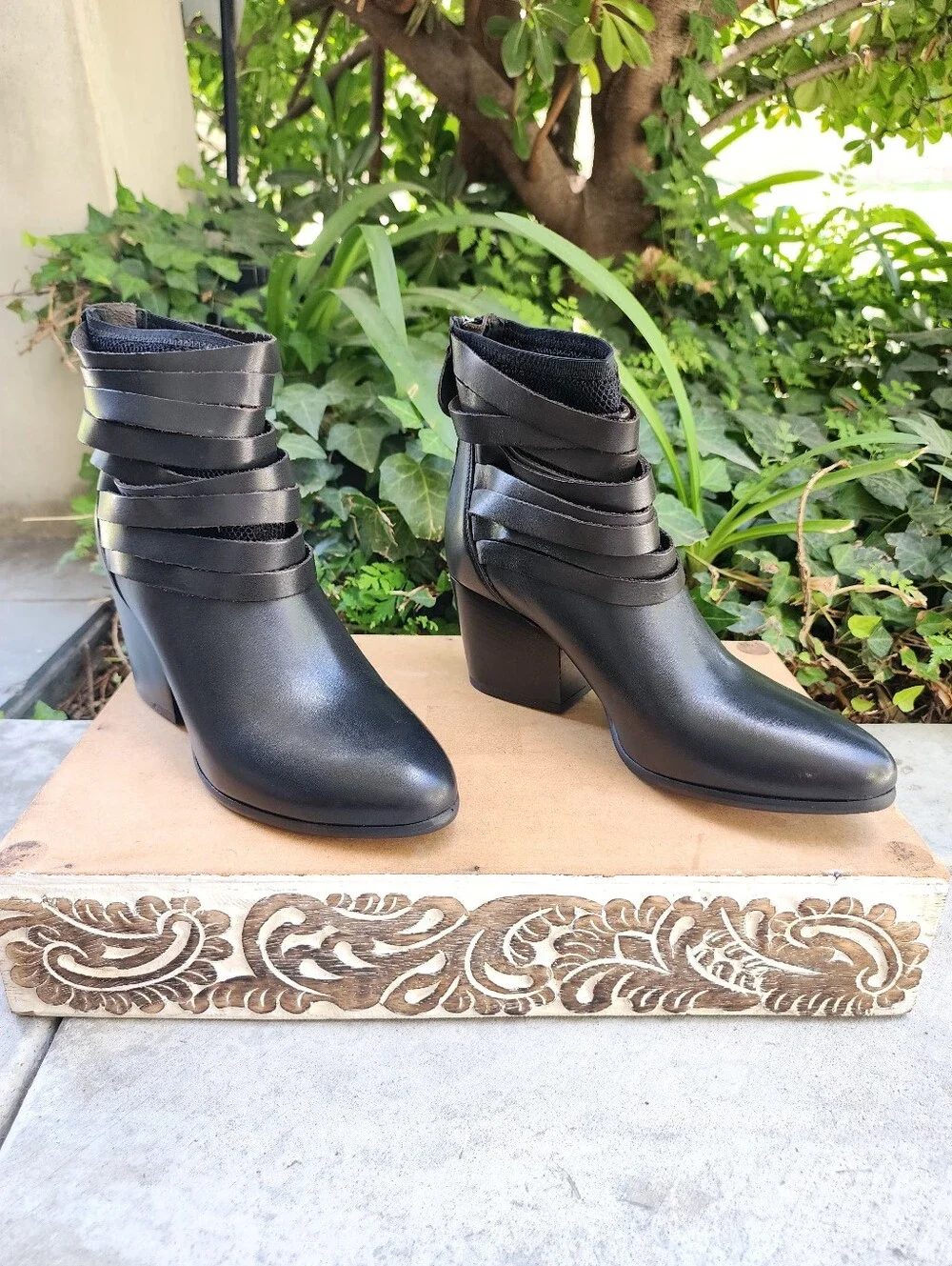 Chic Andre Assous Black Leather Strappy Ankle Boots